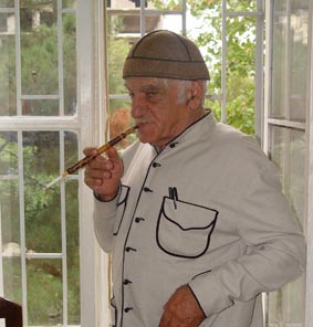 "უტვინოები არიან, თორემ რა უნდოდა აღმაშენებლის ძეგლს გზაში?!"