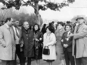 ფოტოზეც ერთად, ხელიხელგაყრილი დგანან, ისევე, როგორც ერთად გალიეს მთელი ცხოვრება...