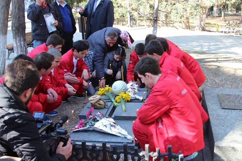 ახალგაზრდა ფეხბურთელები შალვა ერისთავის საფლავზე
