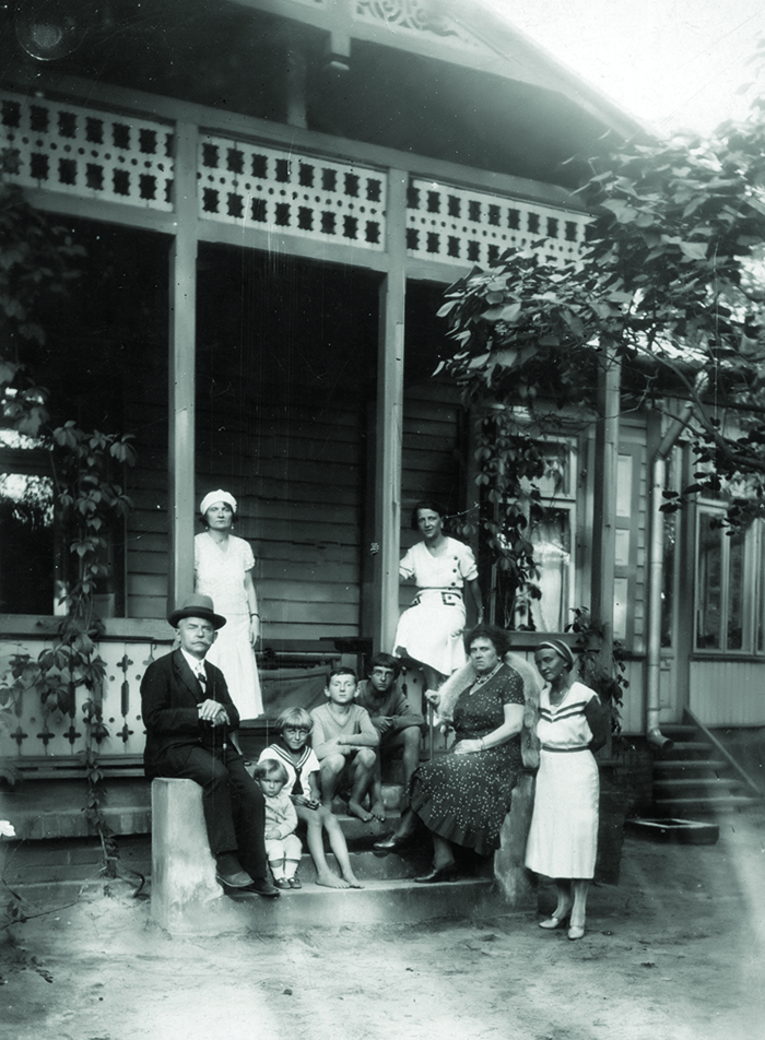 ალექსანდრე გოძიაშვილის ვილა შვიდერში, სადაც იმართებოდა "პრომეთეს" მოძრაობის პირველი საიდუმლო შეხვედრები. სურათზე: სტანისლავ კურდვანოვსკი, ქალიშვილი ირენა და მისი შვილები, ანა, ახმედი და ირაკლი გოძიაშვილები ფოტომასალები აღებულია დავით ყოლბაიას წიგნიდან "რეჩპოსპოლიტას ფრთებქვეშ. ქართული ემიგრაცია პოლონეთში 1921-1939 წლებში", ვარშავის უნივერსიტეტი, ვარშავა 2016.