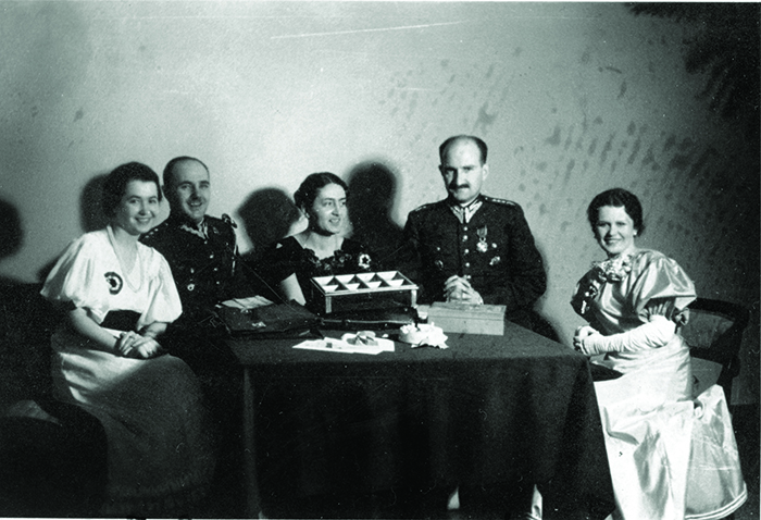 მეჯლისი ვარშავის ქართულ კლუბში. მარცხნივ: სოფიო და გიორგი მამალაძეები, როტმისტრი დიმიტრი შალიკაშვილი. ვარშავა, 1938 წ.