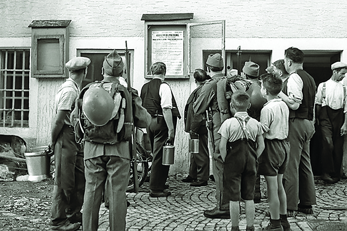 შვეიცარიის მოქალაქეები და სამხედრო მოსამსახურეები ეცნობიან განცხადებას საყოველთაო მობილიზაციის გამოცხადების შესახებ კონფედერაციის შეიარაღებულ ძალებში (1939 წლის 29 აგვისტო)