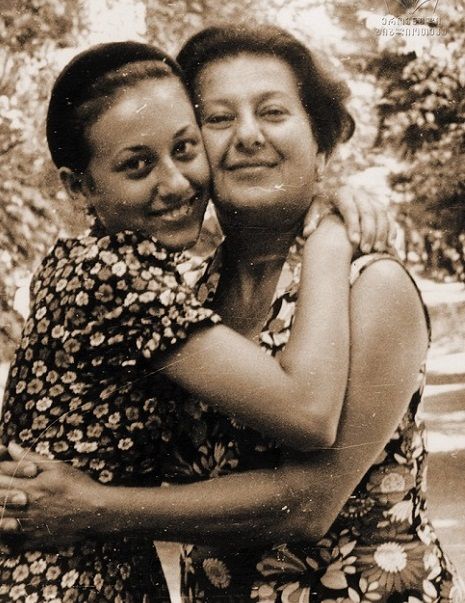 მარინე თბილელი ქალიშვილთან, ბაია დვალიშვილთან ერთად