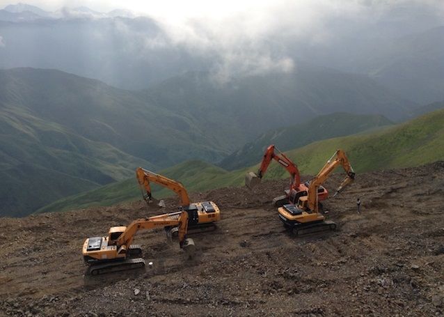 როშკა-არხოტის დამაკავშირებელი გზის მშენებლობა 2016 წელი. დააკვირდით მაშტაბს! ჩემი გადაღებული.