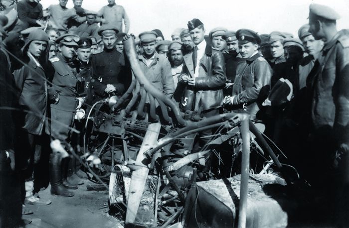 მიხეილ მაჭავარიანი (ცენტრში ბერეტით) მის მიერ ჩამოგდებული თურქული აეროპლანის ნარჩენებთან