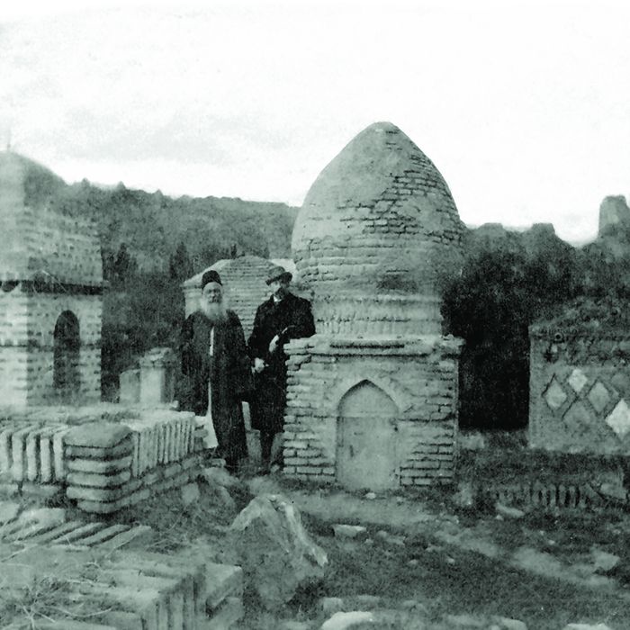 ამიერკავკასიის შეიხ-ულ-ისლამი აბდუსალამ-ახუნდ-ზადე და ბარონი დე ბაი მუსლიმურ სასაფლაოზე თბილისში. 1899 წელი. კერძო კოლექცია
