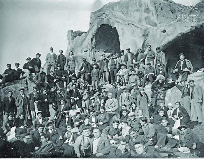 გორის სამასწავლებლო ინსტიტუტის სტუდენტების ექსკურსია უფლისციხეში. ცენტრში - სერგი მაკალათია (1937 წ.)