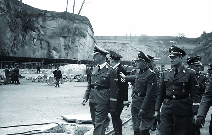 ჰიმლერის ვიზიტი მატჰაუზენში, 1941 აპრილი. მარჯვნივ კარლ ვოლფი