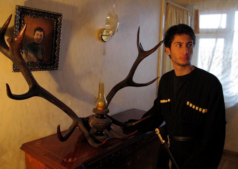 ლატავრა თეთრაულის შვილიშვილი - სანდრო ყოლბაია, ქალიკელის დაქსელილი ქსოვილით შეკერილ ჩოხაში და ვაჟა-ფშაველას ნაჩუქარი ხანჯლით