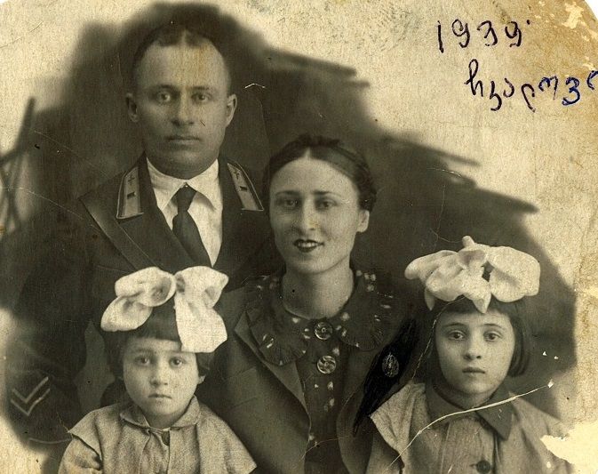 ლატავრა თეთრაული მშობლებთან და დასთან ერთად