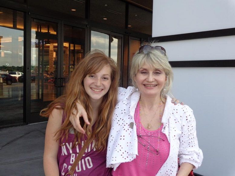 უფროს შვილიშვილ ემილისთან ერთად