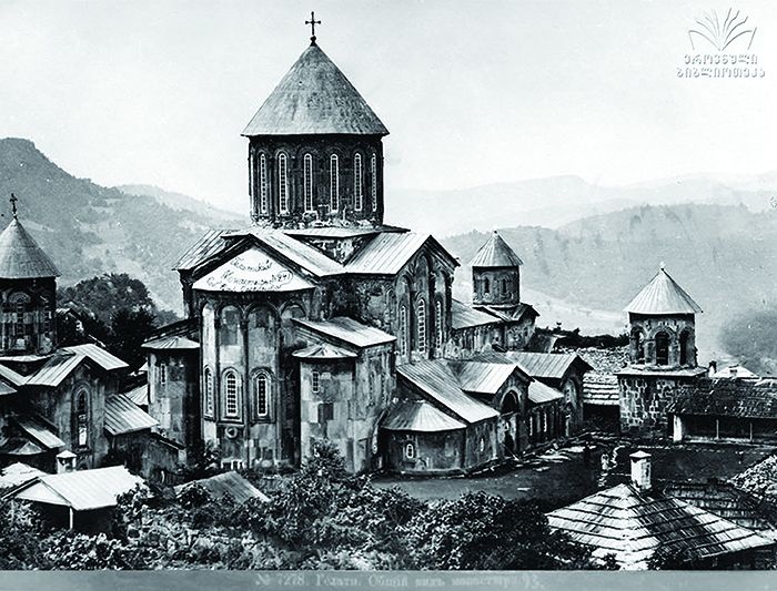 გელათის მონასტრის საკურთხეველი. XX საუკუნის დასაწყისის ფოტო. მარცხნივ დასვენებულია ხახულის კარედი გაძარცვამდე