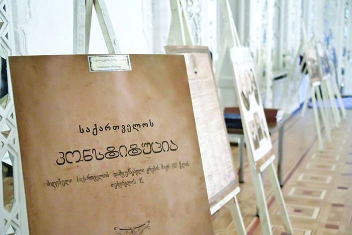 1921 წლის კონსტიტუციაში სახელმწიფოსა და ეკლესიის ურთიერთობას მე-16 თავი ეძღვნება, რომელიც სამი მუხლისგან შედგება