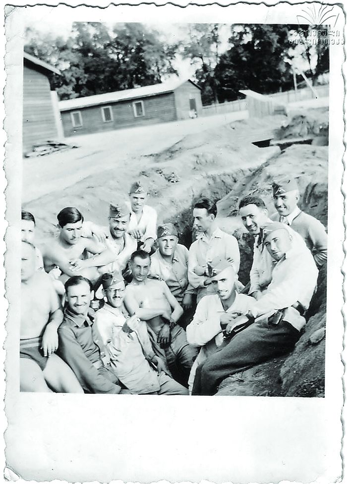 მიხეილ ქავთარაძე საგანგებო დანიშნულების რაზმის, "თამარ II"-ის ქართველ მოხალისეებთან ერთად, კოტროჩენის ბანაკში (1941 წ.)