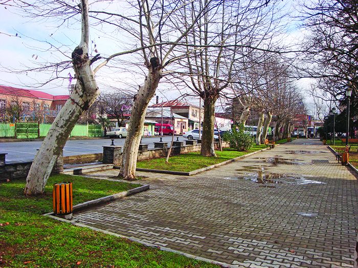 ქუთაისი, ყოფილი ღულაძის მინდორი - ახლანდელი ნინოშვილის ბაღი. აქ ჩანს ის ადგილი, სადაც არიან დაკრძალულნი და ადრე იდგა მემორიალი