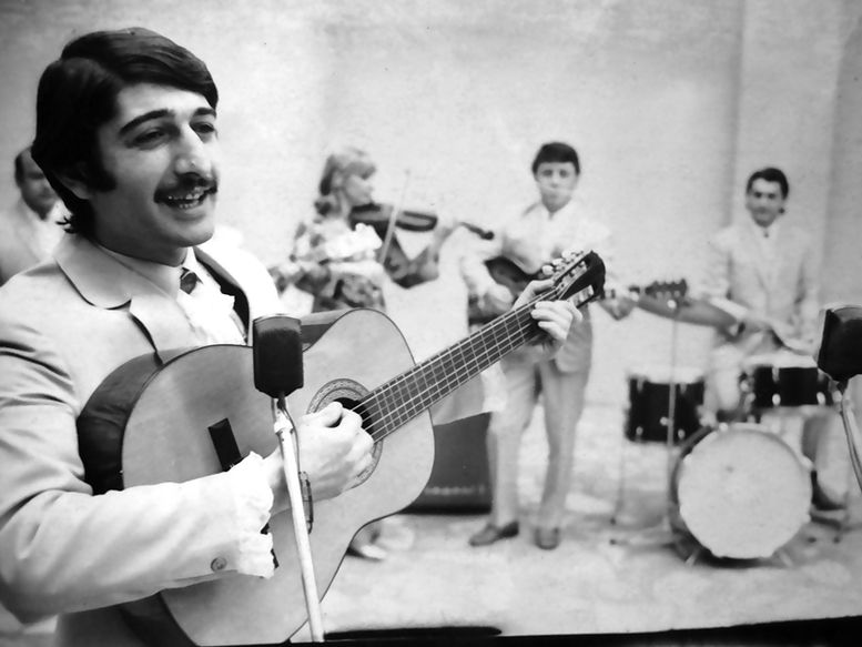 "გიტარა ჩუმად ვიყიდე. მშობლებს არ უნდოდათ კატეგორიულად: ჯერ გიტარაზე დაკვრას ისწავლის, მერე გალოთდება და რა გვეშველებაო" (სურათზე: ანსამბლი "ციცინათელა")