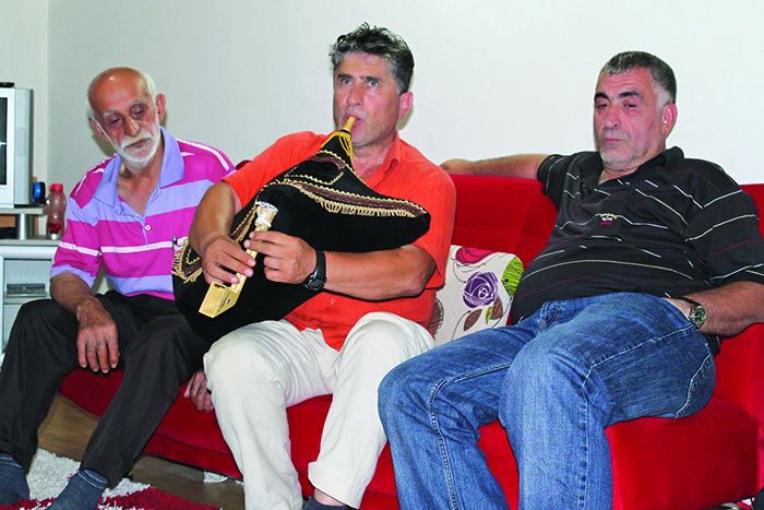 მეჰმედ აითაჩ, ჯორდან შენთურ (გუდაზე) და ჩანი შენლი. ქალაქი ფინდიკლი (ვიწე). გიორგი კრავეიშვილისა და ნაზი მემიშიშის 2014 წლის ექსპედიცია. თამაზ კრავეიშვილის ფოტო