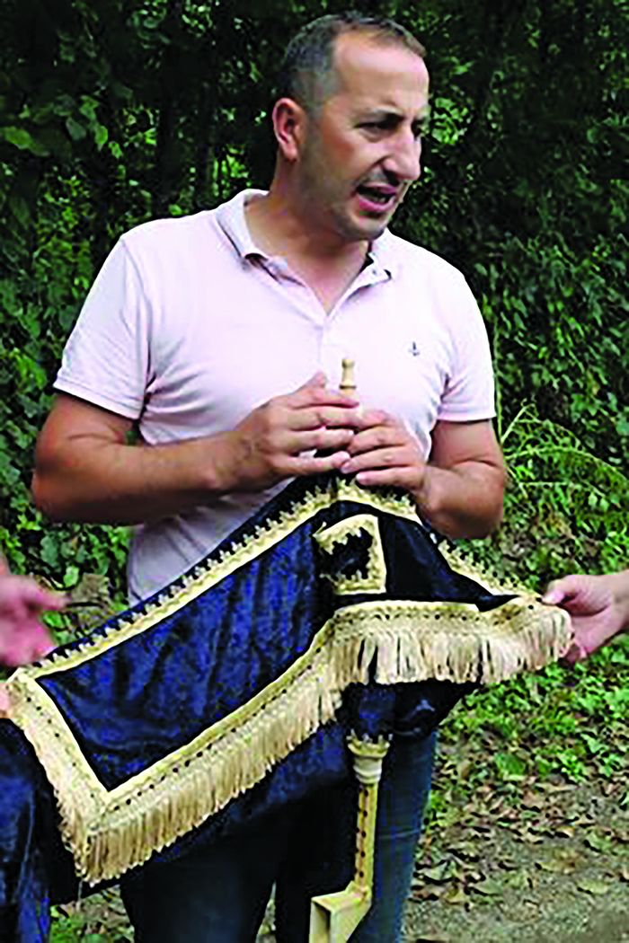 ბაშარ გენჩი გუდასტვირით. ქალაქი ფაზარი (ათინა). გიორგი კრავეიშვილისა და ნაზი მემიშიშის 2014 წლის ექსპედიცია. თამაზ კრავეიშვილის ფოტო