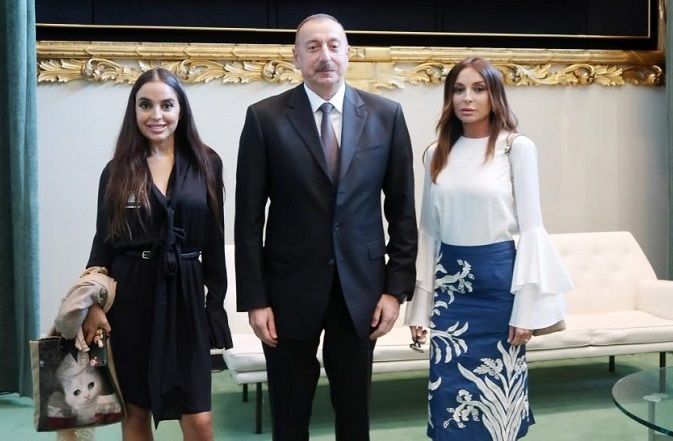 ლეილა მშობლებთან ერთად