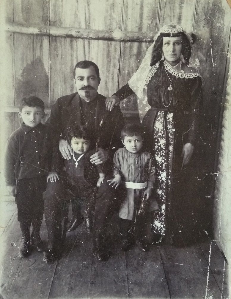 იაკობ მენთეშაშვილი და ნინო ბეგიაშვილი, შვილებთან: არჩილთან, ვალიდასა და ეთერთან ერთად