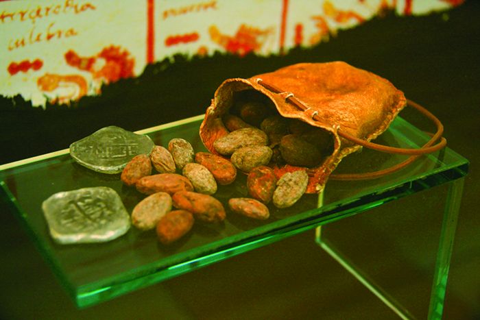 აცტეკთა ძლევამოსილ იმპერიაში კაკაოს თესლს ფულადაც იყენებდნენ, მონეტის მსგავსად