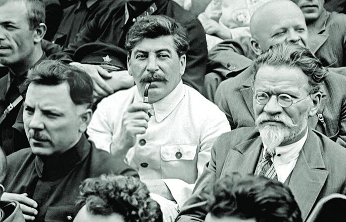 მარცხნიდან: კლიმენტ ვოროშილოვი, იოსებ სტალინი და მიხაილ კალინინი, კომუნისტური პარტიის XVI ყრილობის დელეგატები (1930 წლის 26 ივნისი)