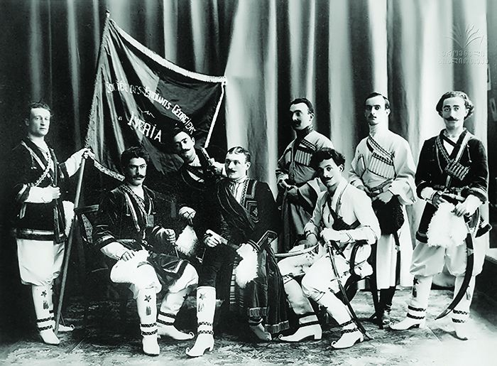 სტუდენტური ორგანიზაცია "ივერია". დროშით ხელში ნესტორ მაღალაშვილი, მარცხნივ ზის მიხაკო წერეთელი, ცენტრში ზის ლეო კერესელიძე, მის გვერდით, თეთრ ჩოხაში - გიორგი კერესელიძე