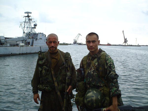  ანატოლი ლებედი (მარცხნივ) ფოთის სამხედრო პორტში "დიოსკურიას" აფეთქებამდე