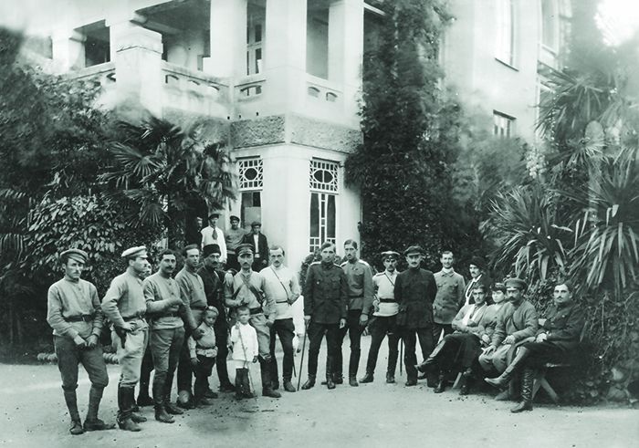 სახალხო გვარდიელები სოჭში, რიგში მარცხნიდან მეექვსე - ვალიკო ჯუღელი