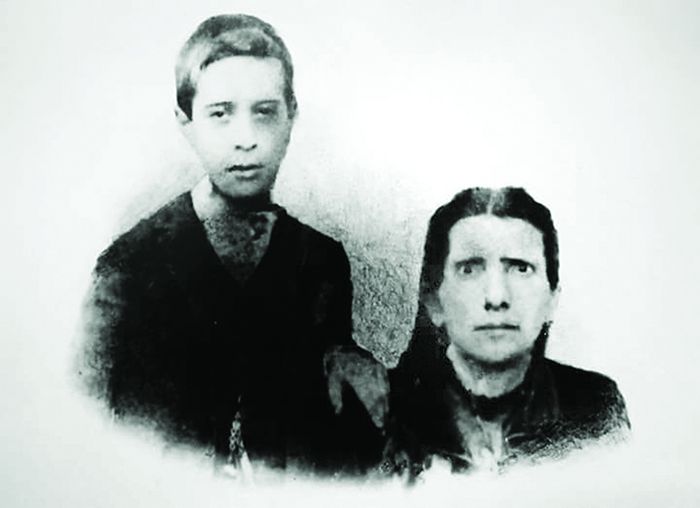 ყმაწვილი გიორგი სიკსეკი დედასთან ერთად (1899 წ.)