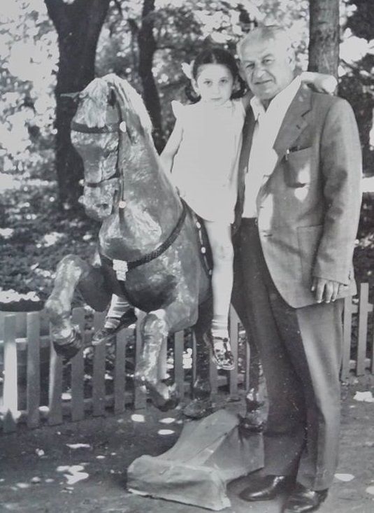 პატარა სოფიკო ბაბუასთან ერთად