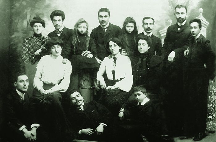 რეზო გაბაშვილი (უკანა რიგში მარცხნიდან მეორე) ბელგიაში, ბრიუსელი, 1904 წ.