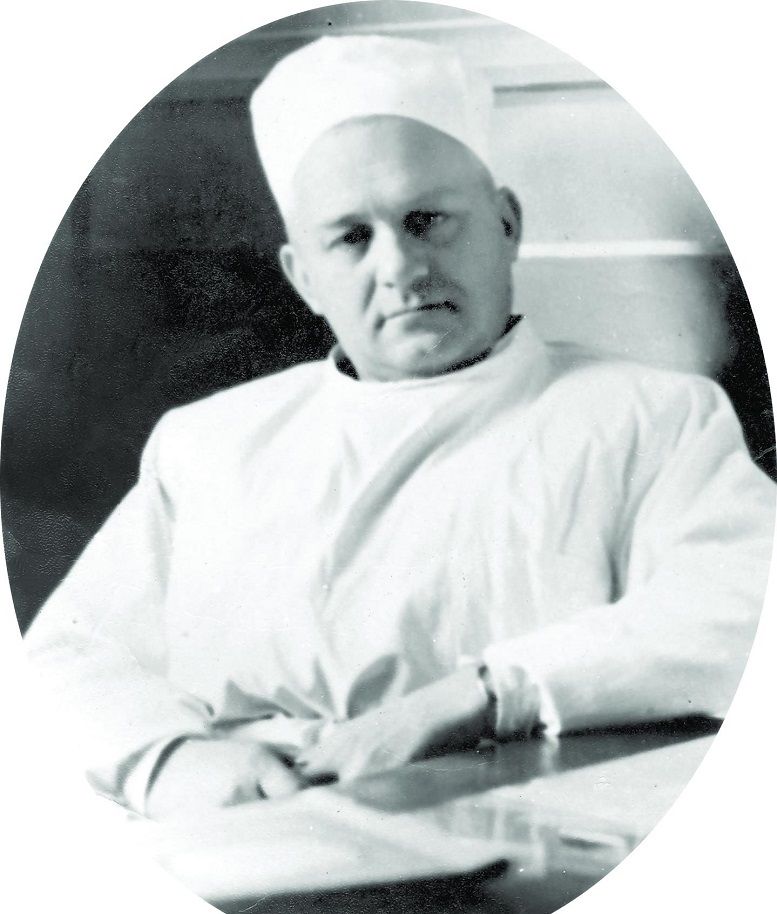 იური ჩიქოვანის მამა - კონსტანტინე (ბონდო) პლატონის ძე ჩიქოვანი - ნეირო-ქირურგიის ქართული სკოლის ფუძემდებელი, საქართველოს მეცნიერებათა აკადემიის წევრ-კორესპონდენტი