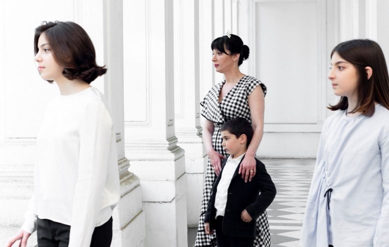 ანა ბატონიშვილი შვილებთან ერთად, ჟურნალ "სითის" ფოტო