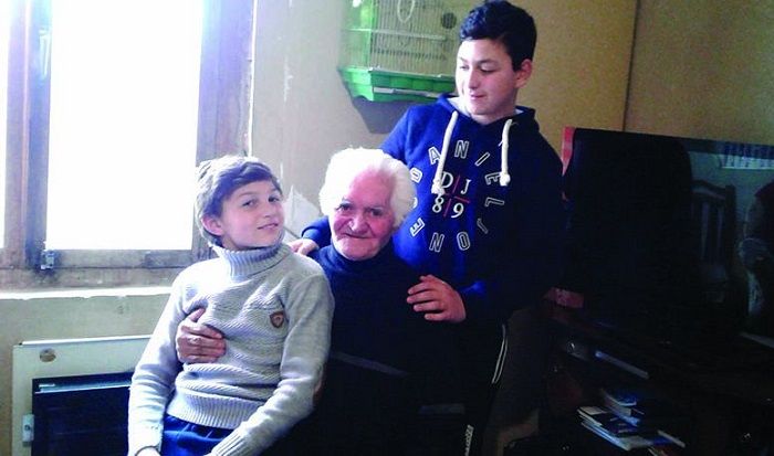 ჟორა რთველაძე შვილიშვილებთან ერთად