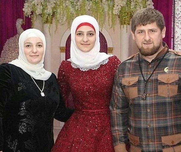 აიშატ კადიროვა მშობლებთან ერთად