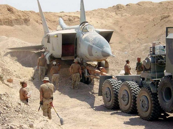 ამერიკელმა სამხედროებმა სადამ ჰუსეინის მიერ ქვიშაში ჩამარხული МиГ-25 ამოთხარეს
