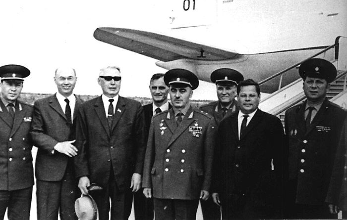 'პლესეცკის' კოსმოდრომის მეთაურს, გენერალ-ლეიტენანტ გალაქტიონ ალფაიძეს (შუაში) სპეციალური თვითმფრინავი ემსახურებოდა. მარცხნიდან მეორე კი სტრატეგიული რაკეტების ცნობილი კონსტრუქტორი, ასევე ჩვენი თანამემამულე ალექსანდრე ნადირაძეა