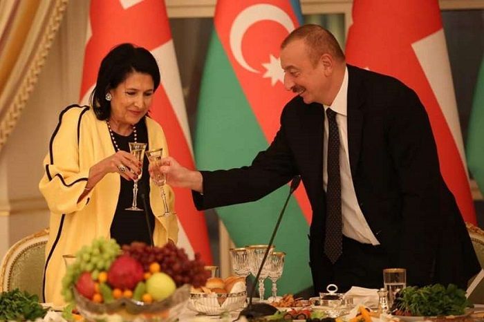 აზერბაიჯანის პრეზიდენტ ილჰამ ალიევთან ერთად