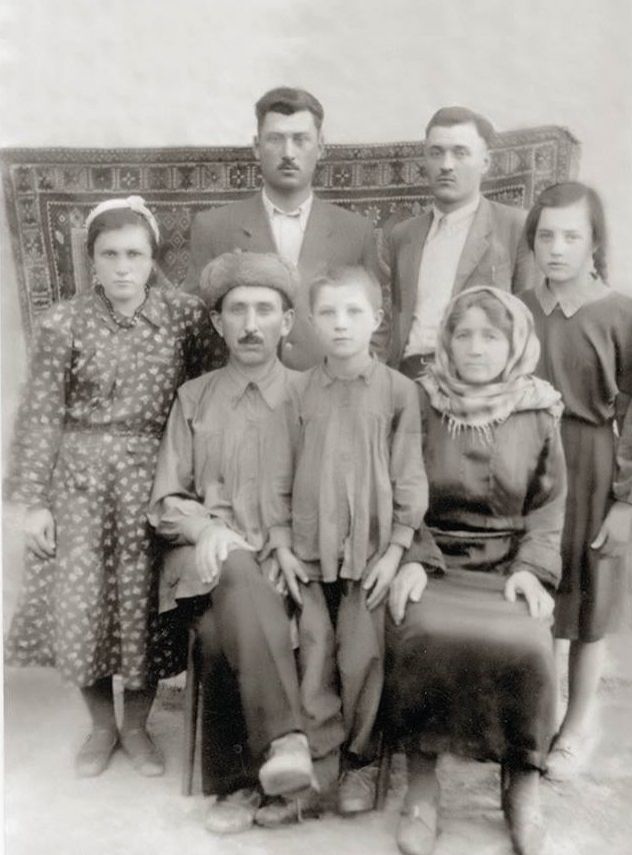 ცენტრში 7 წლის ხასო ხანგოშვილი მშობლებთან და და-ძმებთან ერთად