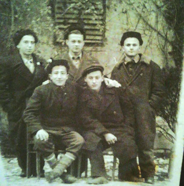  მარცხნიდან პირველი ზის ალექსანდრე გულიაშვილი. "ბიჭებს ეს ფოტო იმ დღეს გვაქვს გადაღებული, როცა გერმანელებთან საბრძოლველად გავყავდით" 