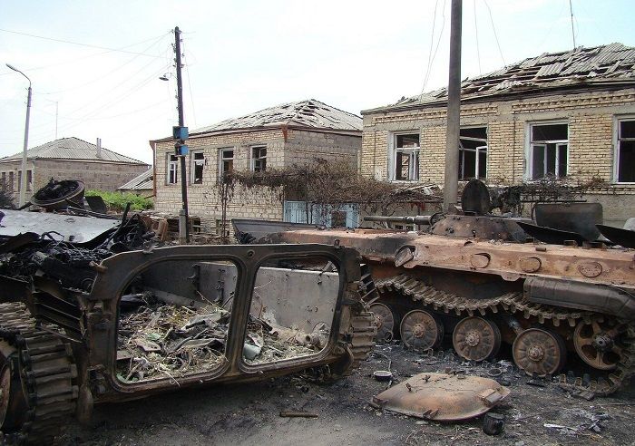 გენერალ ხრულოვის განადგურებული ჯავშანკოლონა ცხინვალში