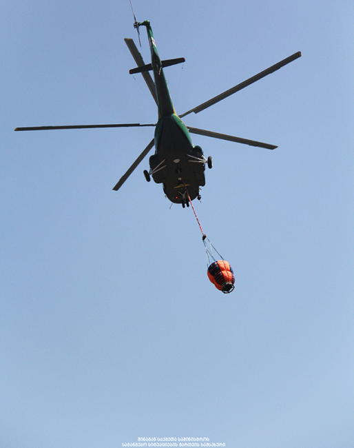 სახანძრო კალათით აღჭურვილ შვეულმფრენს ოპერატიულად შეუძლია ხანძრის კერაზე ზემოქმედება