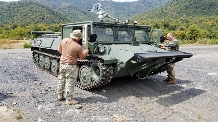 თავდაცვის ძალების მუხლუხებიანი სახანძრო, ბორბლებიან მანქანაზე უკეთესად 'აბობღდება' მთაზე, მაგრამ მას არასაკმარისი წყლის მარაგი მიაქვს