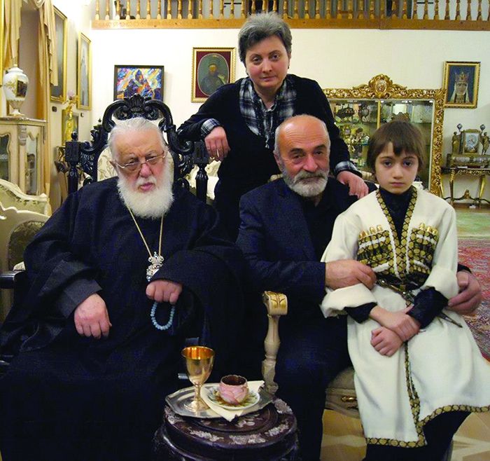სტუმრად პატრიარქთან, მეუღლესთან და შვილიშვილთან ერთად