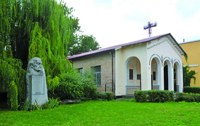 დავით გურამიშვილის სკულპტურა და სახლ-მუზეუმი მირგოროდში (უკრაინა)