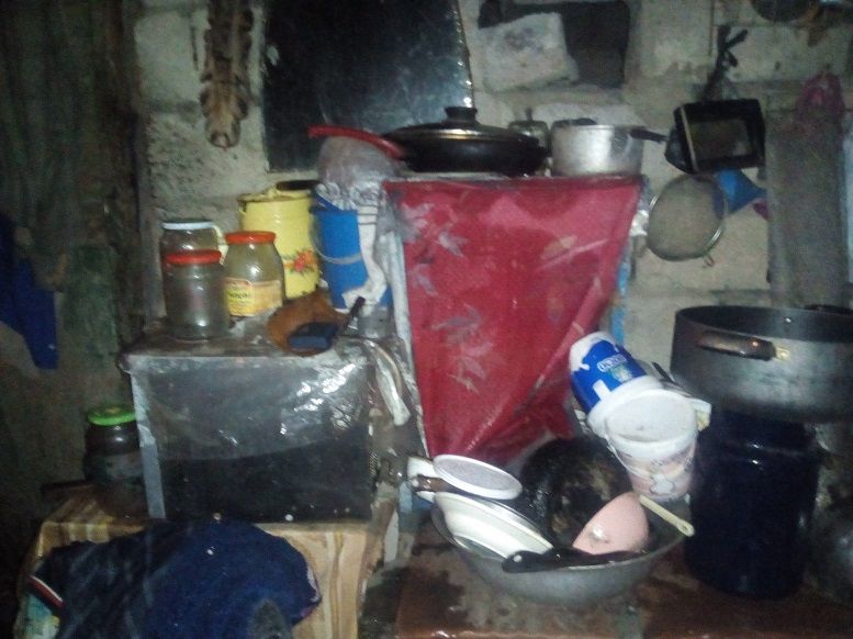 იმ ადგილს, სადაც კობაიძები ცხოვრობენ, არ შეიძლება საცხოვრებელი დაარქვა, ეზოში პატარა ფიცრული დგას