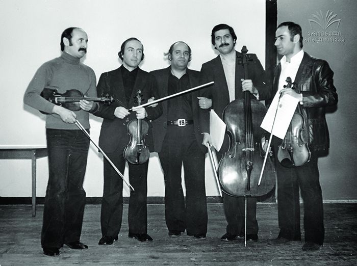 ვაჟა აზარაშვილი სიმებიანი კვარტეტის წევრებს შორის