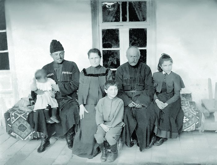 თავად რუსიშვილთა ოჯახის წევრები. მარცხნიდან: გრიგოლ გიორგის ძე, მისი მეუღლე ნატალია ჯანდიერი, მათი ვაჟი გიორგი გრიგოლის ძე (უმცროსი), გიორგი გრიგოლის ძე (უფროსი) და ნინო გრიგოლის ასული. გრიგოლს ხელთ უპყრია ჩვილი ვაჟი - რაჟდენი (თელავი, 1901 წელი)