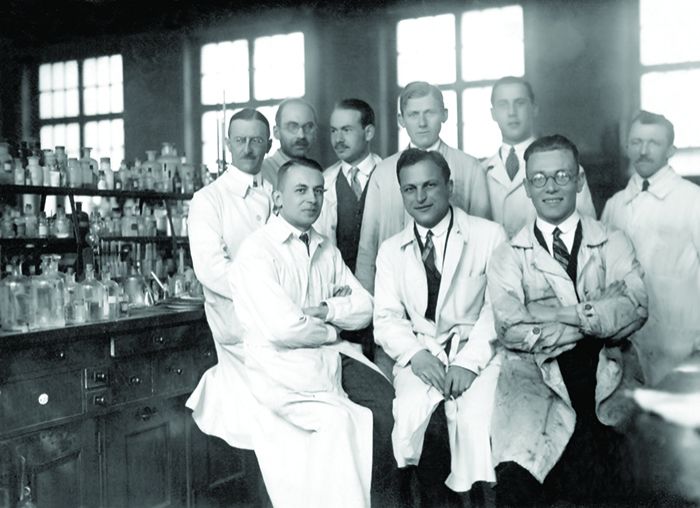ქიმიური ლაბორატორიის თანამშრომლები, ცენტრში - რაჟდენ რუსიშვილი (მიუნხენი, 1931 წელი)